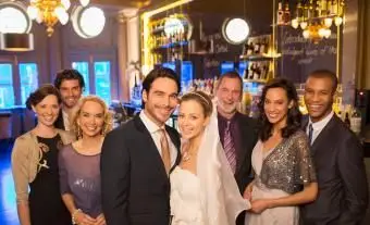 Ženích a nevesta so svadobnou hostinou