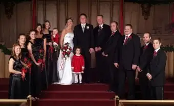 Čierna a červená farba svadobných párty