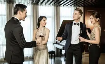 Hostia vo formálnom svadobnom oblečení