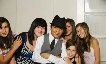 Skupina detí v spoločenských šatách