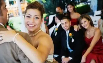 Noiva hispânica dançando com o pai