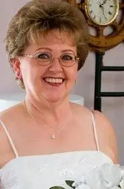 ベールのない成熟した花嫁