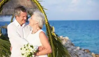Starsza para bierze ślub