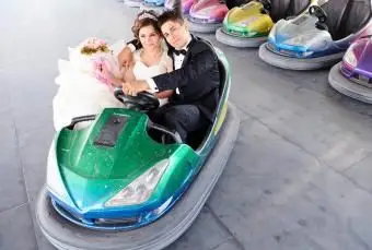 Nowożeńcy w parku rozrywki