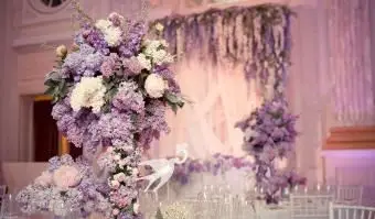 Dekoracja stołu w liliowych kolorach