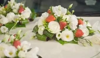 Bukiet ślubny z kwiatów i truskawek