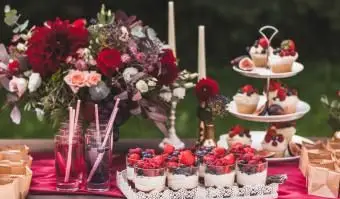 Jagody i deser na weselu
