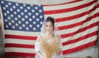 Panna młoda kontra amerykańską flagę