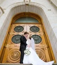 Fond d'entrée d'église pour une photo de mariage