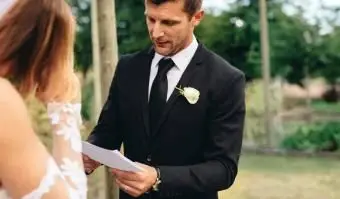 Pan młody czyta wiersz pannie młodej