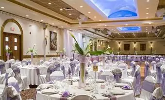 https://cf.ltkcdn.net/weddings/images/slide/149011-600x399-Dramatic-Ceilings.webp