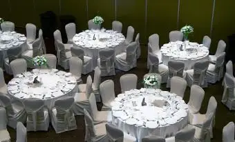 https://cf.ltkcdn.net/weddings/images/slide/149014-600x399-Table-Lighting.webp