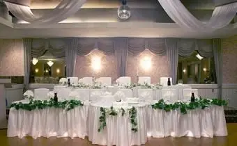 https://cf.ltkcdn.net/weddings/images/slide/149007-600x405-Head-Table.webp
