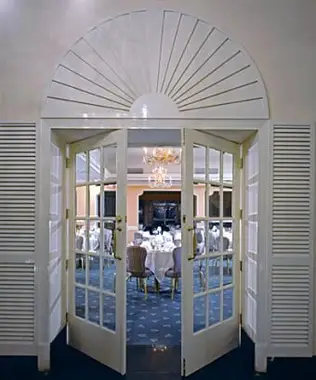 Imágenes de la sala de banquetes para recepciones de boda