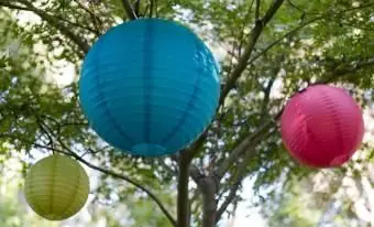 https://cf.ltkcdn.net/weddings/images/slide/131504-637x424r2-Hanging-Lanterns.webp