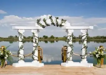 https://cf.ltkcdn.net/weddings/images/slide/106635-522x400-outdoor8.webp