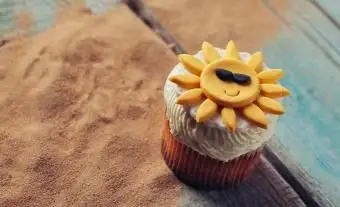 https://cf.ltkcdn.net/weddings/images/slide/240781-600x400-smiling-sun-cupcake.webp