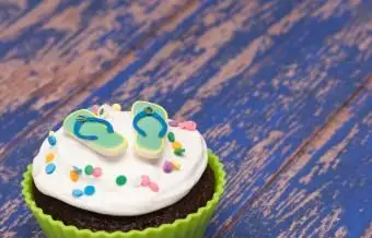 https://cf.ltkcdn.net/weddings/images/slide/240803-600x421-beach-flip-flops-cupcake.webp