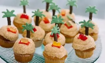 https://cf.ltkcdn.net/weddings/images/slide/240770-600x399-palm-tree-beach-cupcakes.webp