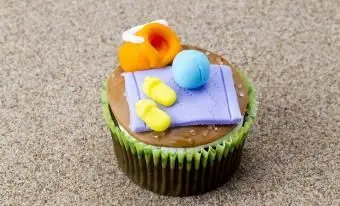 https://cf.ltkcdn.net/weddings/images/slide/240772-600x399-beach-decorations-on-cupcakes.webp