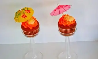 https://cf.ltkcdn.net/weddings/images/slide/240774-600x399-seashell-and-umbrella-cupcakes.webp