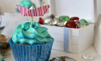https://cf.ltkcdn.net/weddings/images/slide/240776-600x398-blue-cupcake-with-boat.webp
