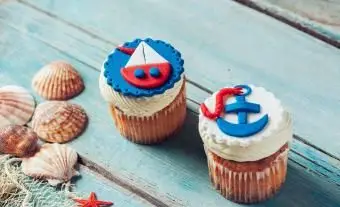 https://cf.ltkcdn.net/weddings/images/slide/240777-600x400-anchor-and-boat-cupcakes.webp