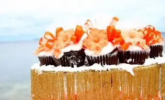 ビーチをテーマにしたウェディングカップケーキ