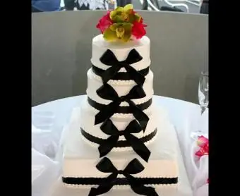 https://cf.ltkcdn.net/weddings/images/slide/266409-850x744-cake-bows.webp