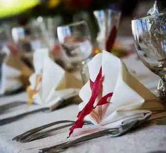 Arrumação da mesa para um casamento no outono