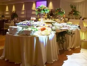 https://cf.ltkcdn.net/weddings/images/slide/106632-491x400-buffet10.webp