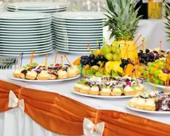 https://cf.ltkcdn.net/weddings/images/slide/106619-466x400-buffet3.webp