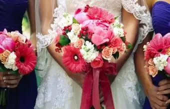 https://cf.ltkcdn.net/weddings/images/slide/250748-850x595-2_bouquet_bride_bridesmaids.webp