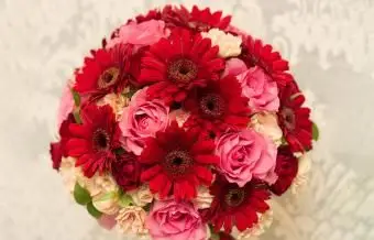 https://cf.ltkcdn.net/weddings/images/slide/250768-850x595-21_bouquet_burgundy_pink.webp