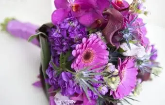 https://cf.ltkcdn.net/weddings/images/slide/250752-850x595-5_bouquet_purple.webp