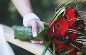 https://cf.ltkcdn.net/weddings/images/slide/250756-850x595-9_bouquet_red.webp