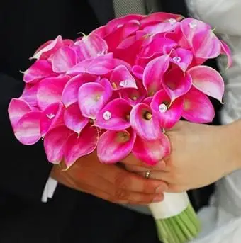 https://cf.ltkcdn.net/weddings/images/slide/106954-375x400-pinkbouquet2.webp
