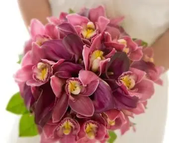 https://cf.ltkcdn.net/weddings/images/slide/106957-441x400-pinkbouquet1.webp