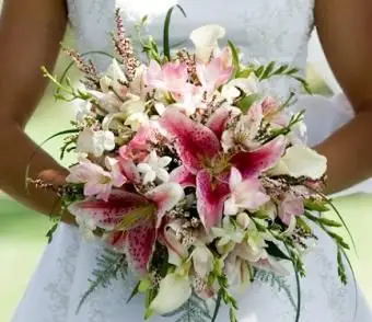 https://cf.ltkcdn.net/weddings/images/slide/106958-433x400-pinkbouquet10.webp