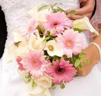 https://cf.ltkcdn.net/weddings/images/slide/106959-395x400-pinkbouquet12.webp