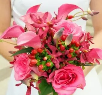 https://cf.ltkcdn.net/weddings/images/slide/106960-406x400-pinkbouquet8.webp