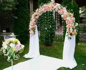 https://cf.ltkcdn.net/weddings/images/slide/251246-850x744-9-pictures-wedding-arches.webp