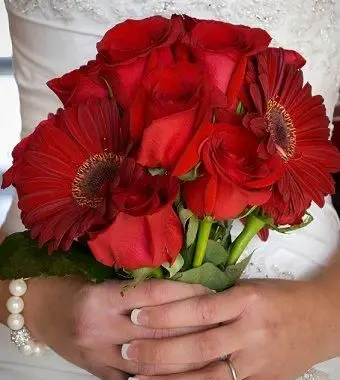 https://cf.ltkcdn.net/weddings/images/slide/107071-340x400-redbouquet7.webp
