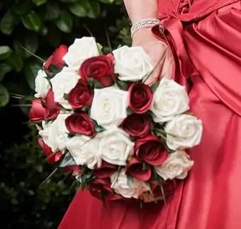 https://cf.ltkcdn.net/weddings/images/slide/107073-396x400-redbouquet5.webp