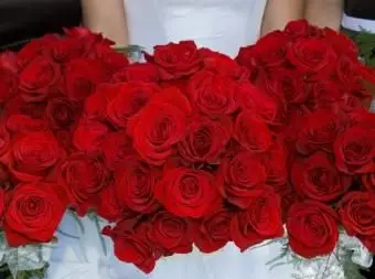 https://cf.ltkcdn.net/weddings/images/slide/107074-498x400-redbouquet10.webp