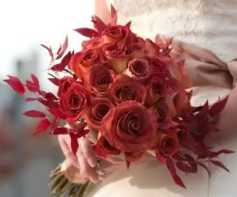 https://cf.ltkcdn.net/weddings/images/slide/107064-449x400-redbouquet4.webp