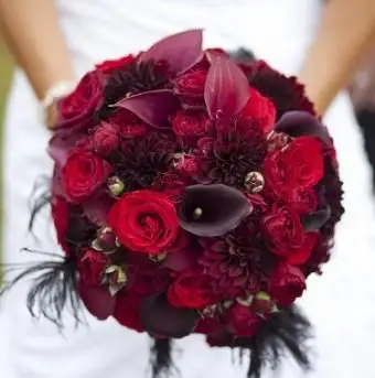 https://cf.ltkcdn.net/weddings/images/slide/107066-375x400-redbouquet3.webp