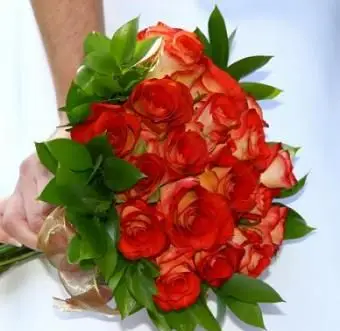 https://cf.ltkcdn.net/weddings/images/slide/107068-388x400-redbouquet9.webp