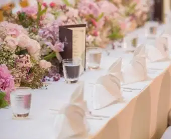 https://cf.ltkcdn.net/weddings/images/slide/251202-850x744-9-pictures-head-table-decorations.webp
