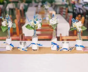 https://cf.ltkcdn.net/weddings/images/slide/251203-850x744-10-pictures-head-table-decorations.webp